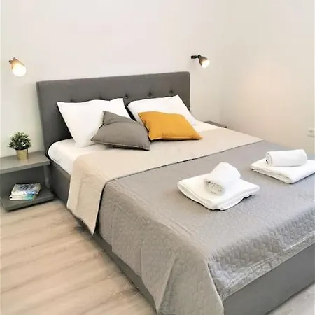 P1 Beachfront One Bedroom Рогозница