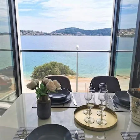 P1 Beachfront One Bedroom Apartman *