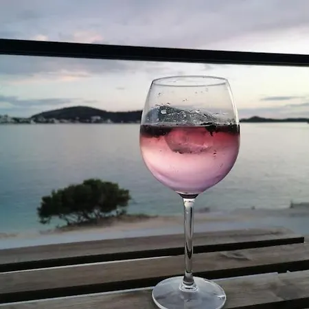 P1 Beachfront One Bedroom Apartman