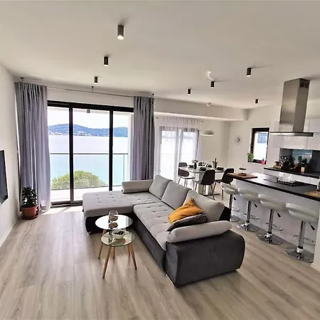 Apartment P1 Beachfront One Bedroom