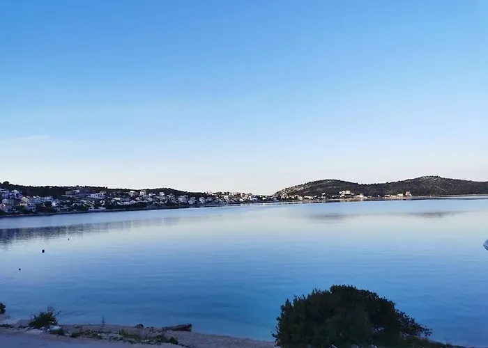 P1 Beachfront One Bedroom Апартаменты Рогозница