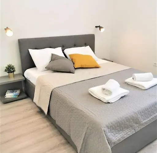 P1 Beachfront One Bedroom Рогозница