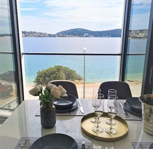 P1 Beachfront One Bedroom Апартаменты *