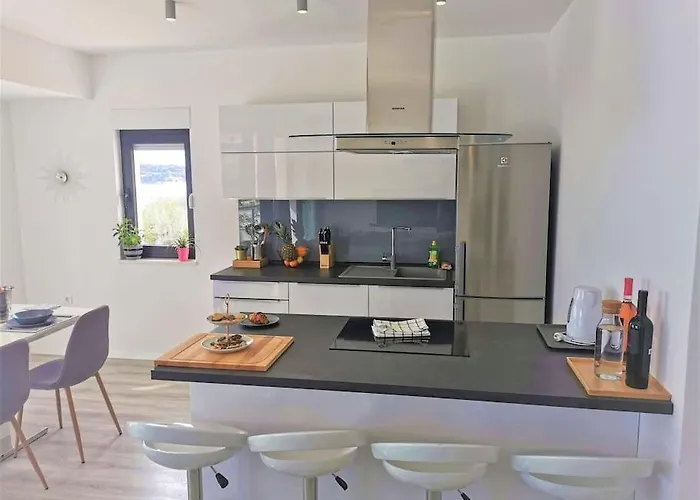 P1 Beachfront One Bedroom *