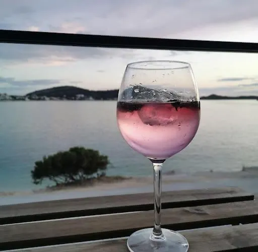 P1 Beachfront One Bedroom Апартаменты