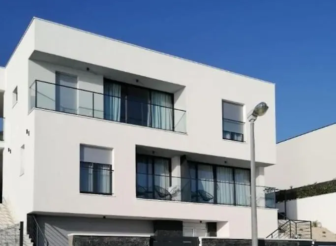 P1 Beachfront One Bedroom Апартаменты