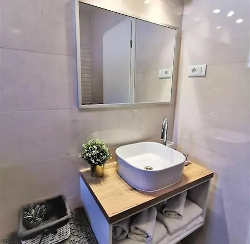 Апартаменты P1 Beachfront One Bedroom Рогозница